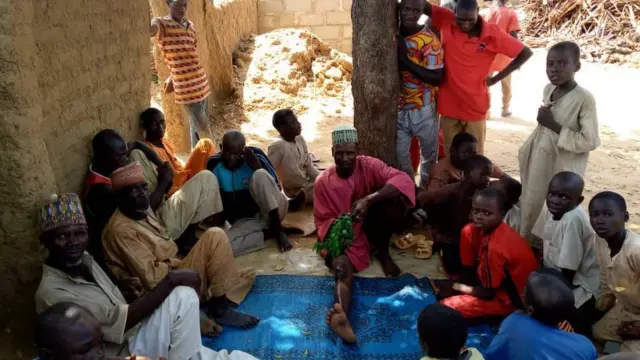 Musa for middle as pipo gather to welcome am after im escape and listen to im story