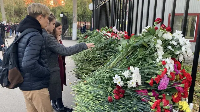 Студенты несут цветы