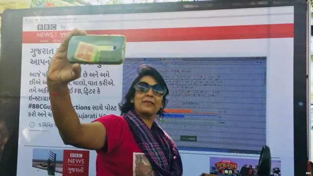 ਗੁਜਰਾਤ ਚੋਣਾਂ ਲਈ ਪਹੁੰਚੀ ਬੀਬੀਸੀ ਗੁਜਰਾਤੀ ਦੀ ਵੈਨ ਨਾਲ ਆਮ ਲੋਕ ਸੈਲਫੀ ਲੈਂਦੇ ਹੋਏ