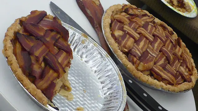 Пирог с плетенкой из бекона