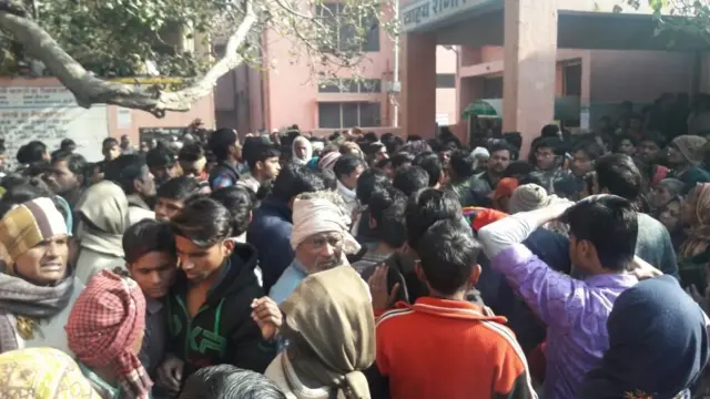 अस्पताल के बाहर एकत्र हुए हैं घायलों के परिजन