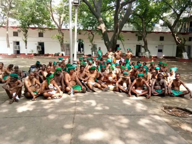 பிரதமர் இல்லத்தை முற்றுகையிட புறப்பட்டதால் நாடாளுமன்ற வீதி காவல்நிலையத்தில் வைக்கப்பட்ட விவசாயிகள்