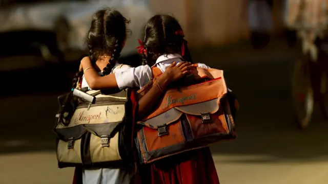 தமிழக மாணவர்களுக்கு புத்தக சுமை இனி இல்லை, வருகிறது கையடக்க கூட்டணி