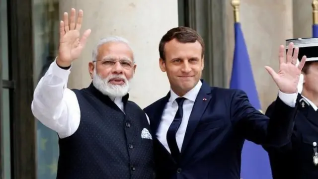 Ra'iisul Wasaaraha Hindiya Narendra Modi (bidix) iyo madaxweynaha Faransiiska Emmanuel Macron