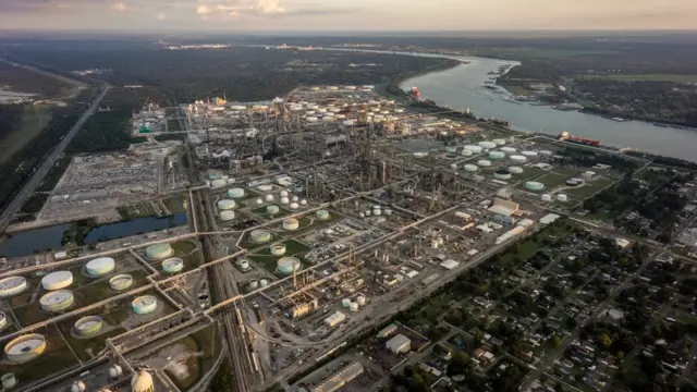 تضم المنطقة الواقعة بين مدينة باتون روج ونيو أورليانز، تجمعا صناعيا كبيرا بالقرب من مجتمعات سكنية