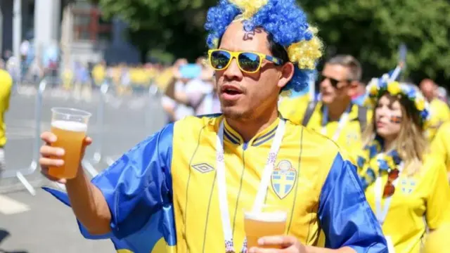 Hincha de fútbol bebiendo cerveza