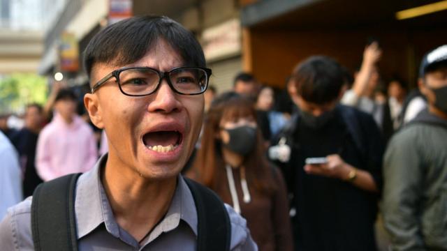 香港西湾河地铁站外一名群众激动落泪（11/11/2019）