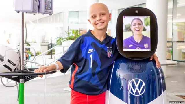 ਚੈਂਪ ਦੇ ਨਾਲ ਲੂਨਾ ਪੇਰੋਨ, ਅਤੇ ਅਮਰੀਕੀ ਫੁਟਬਾਲਰ ਅਲੈਕਸ ਮੌਰਗਨ