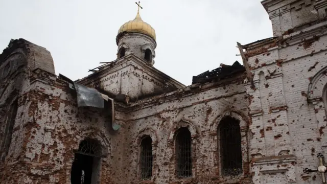 মারিউপোলের এক ভবনে রুশ হামলার ক্ষতচিহ্ন।
