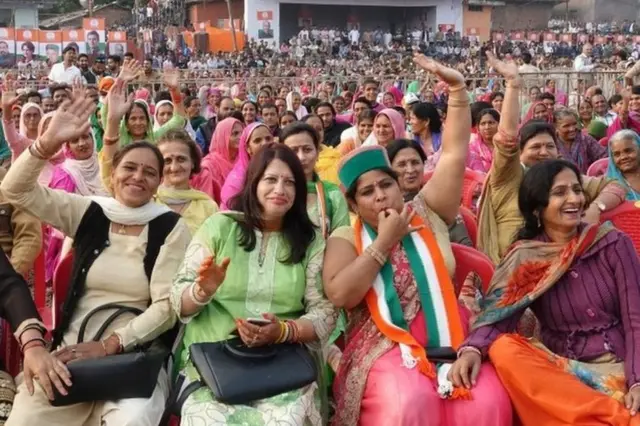 నవంబర్ 2017లో ధర్మశాల బహిరంగ సభలో పాల్గొన్న మహిళలు