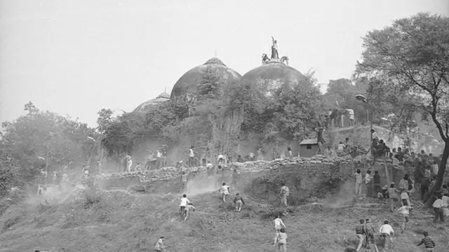 بابری جومات ۲۶ کاله مخکې د ډیسمبر پر ۲۶ ونړول شو.