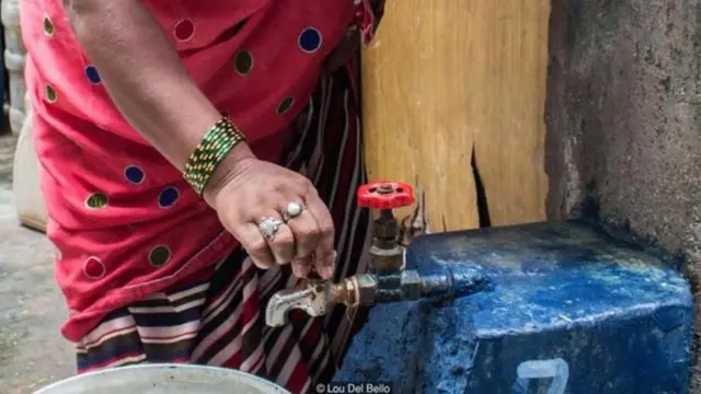 在德里西部的基蒂纳迦尔，这种带双阀门的特殊水龙头有助于防止水管渗漏