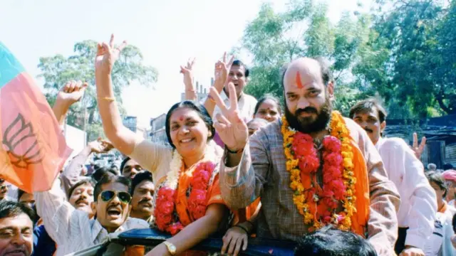 1997માં સરખેજ વિધાનસભા પરથી અમિત શાહના વિજય પછીના ઝુલૂસમાં આનંદીબહેન પટેલ અને અમિત શાહ