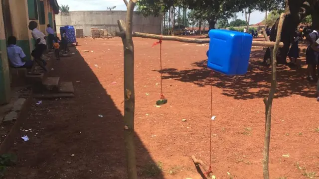 Ụmụ ụlọakwụkwọ jiri ụbọ mmri Bekee rụọ ngwa e ji akwọ aka