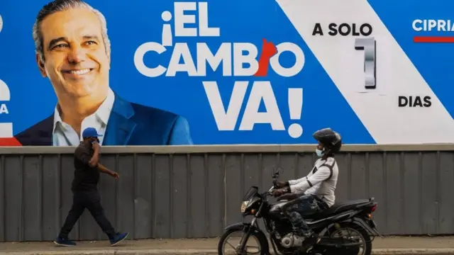 Un cartel de campaña con Luis Abinader.