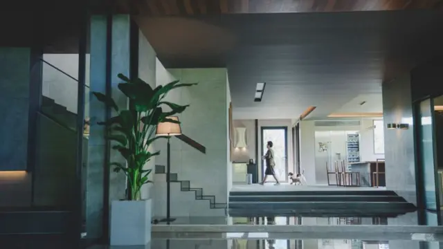 Дом Паков - огромный, роскошный, стильный - воплощенная мечта Кимов, а его многослойная структура - метафора извращенного общественного устройства