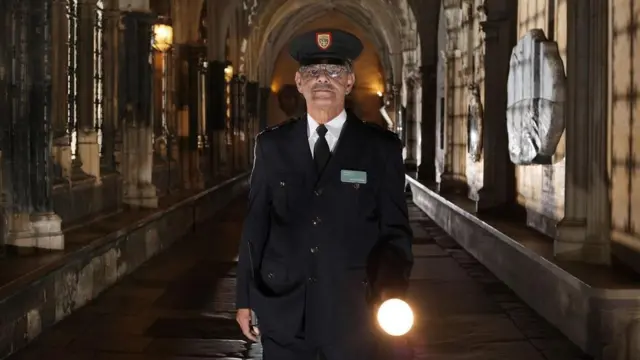 رجل شرطة يعمل خلال الليل