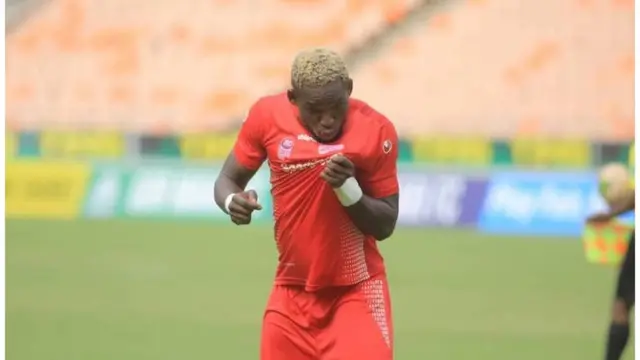 Mchezaji wa Simba Zana Coulibaly asherehekea bao lake la mkwaju wa penalti dhidi ya Mbao Fc