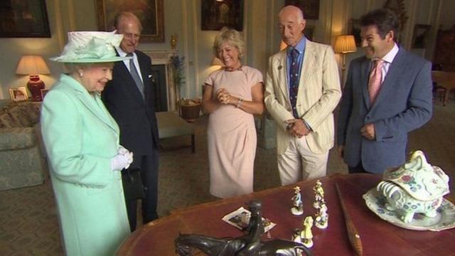 2014年英国女王伊丽莎白二世参加《鉴宝路秀》特别节目