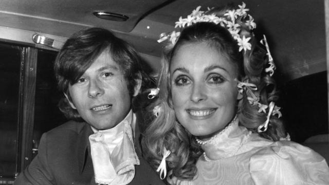 Roman Polanski e Sharon Tate vestida de noiva, dentro de um carro.