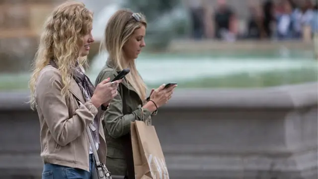 Ụmụnwaanyị ji ekwe ntị ha