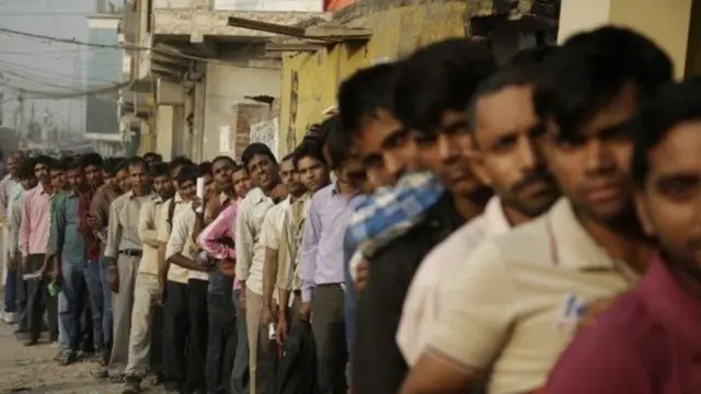 बैंक की कतार में लगे लोग