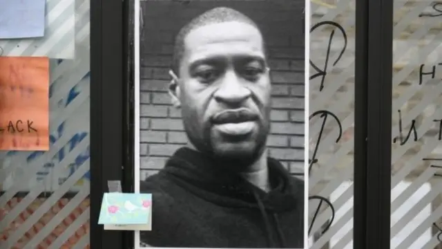 توفي جورج فلويد في مينيابوليس بعد أن ضغط رجل شرطة أبيض البشرة بركبته على عنقه لمدة 9 دقائق