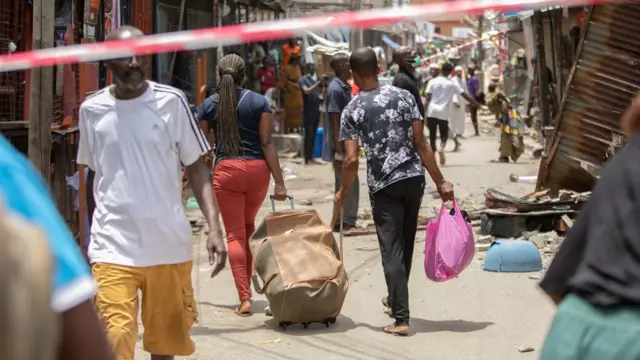 Wasu wadanda abin ya shafa suna kwashe kayansu