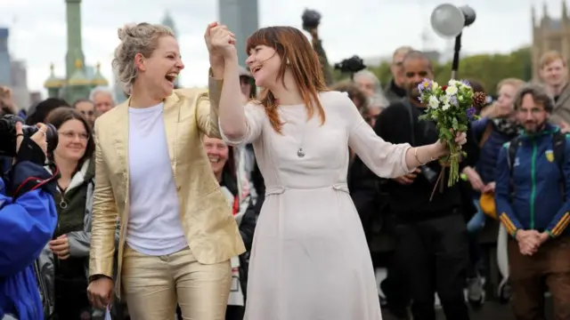 Tamsin Omond (solda) ve partneri