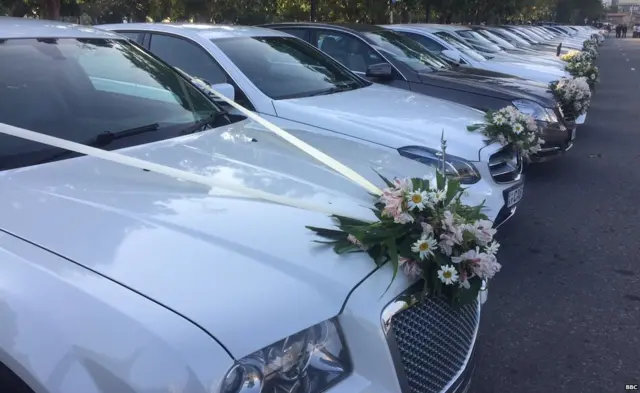 උත්සවය සඳහා සරසා තිබුණු මෝටර් රථ