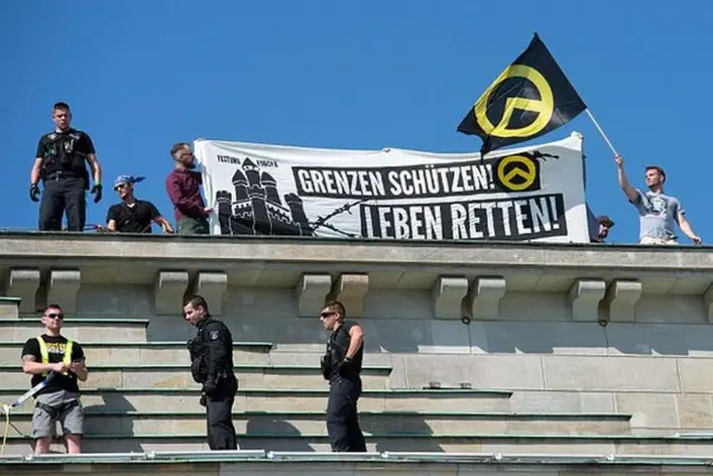 Cumartesi günü Berlin'in Brandenburg Kapısında yapılan sağcı protestoda "Sınırlarını koru! Hayat kurtar!" sloganı açıldı.