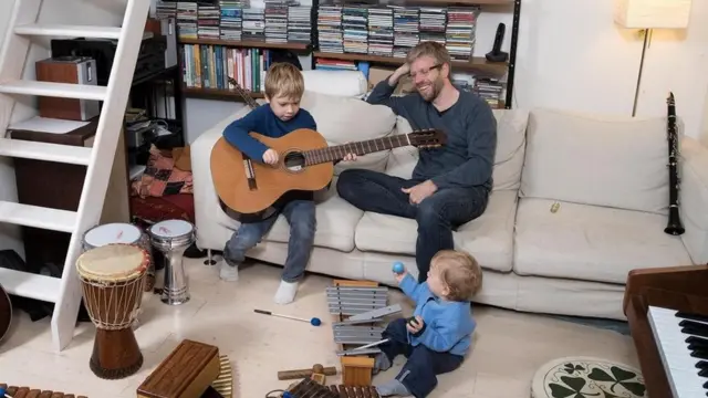 الآلات الموسيقية التي يمتلكها الموسيقار ديفيد وود الذي يعيش في فلورنسا بإيطاليا، أصبحت وسيلة للعب مع طفليه نوح وإيان