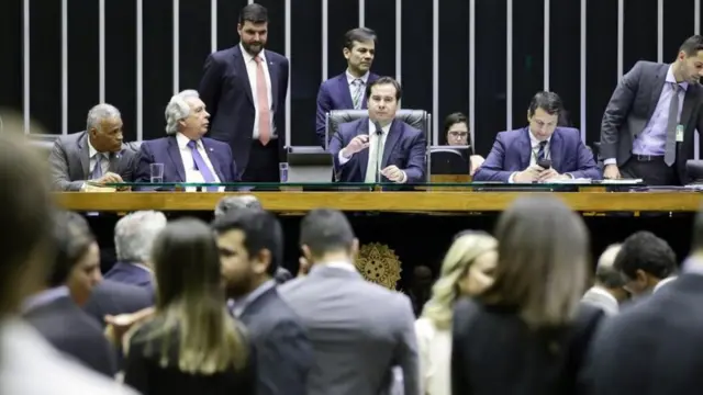 Sessão do Plenário da Câmara no dia 2casa das aposta brasilabril, quando Maia criticou emendas feitas a projetocasa das aposta brasillei que anistia partidos que cometeram infrações eleitorais