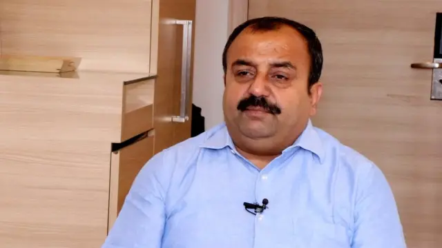 विक्रम रंधावा को लगता है कि कई व्यापारी बाज़ार के बड़े खिलाड़ियों के आगे नहीं टिक पाएंगे.