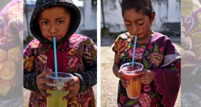 Niños de Chiapas bebiendo un refresco