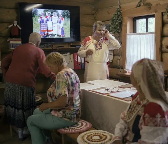 Marina je potpukovnik Ministarstva za vanredne situacije, a osnovala je muzej za očuvanje vodske kulture. Vods je finsko-ugarska etnička grupa, deo starosedelačkog stanovništva Lenjingradske oblasti.