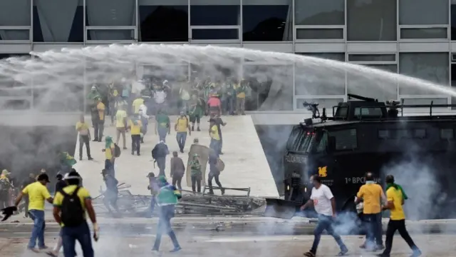 Policiais jogando jatobwin 5 euros grátiságuabwin 5 euros grátismanifestantesbwin 5 euros grátisrampa do Palácio do Planalto