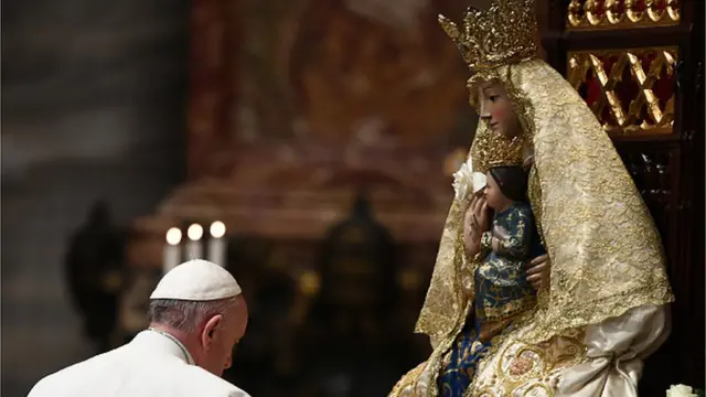 Fafaroma Francis a dai-dai gaban gunkin Mary The Virgin a cikin majami'ar