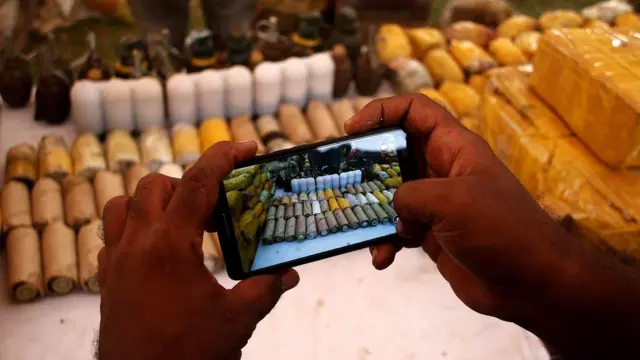 عزیز آباد سے برآمد ہونے والا اسلحہ