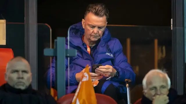 Kalça kemiğini kıran Van Gaal tekerlekli sandalyede