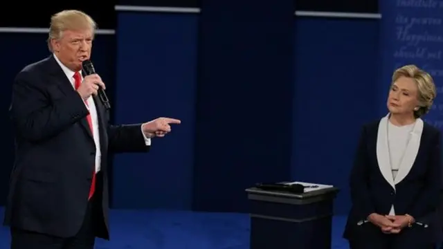 Дональд Трамп и Хиллари Клинтон во время дебатов в Сент-Луисе