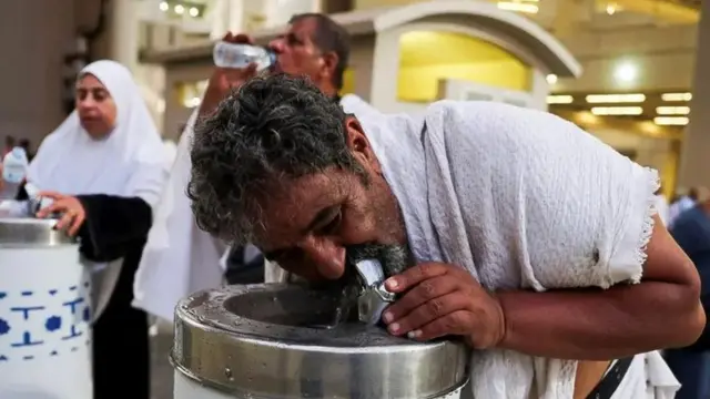 Оби Замзам ичаётган Ҳожи ота