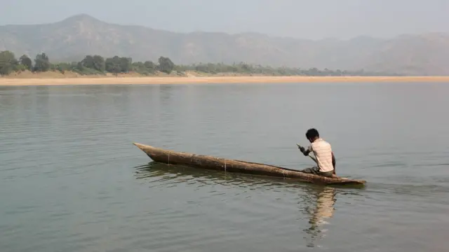 గోదావరి నదిలో పడవపై బాలుడు