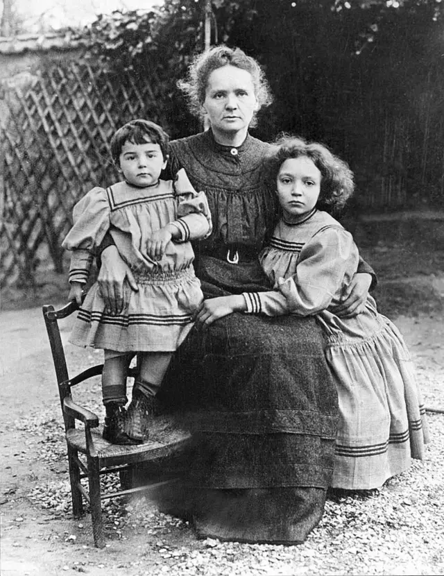 Marie Curie junto com as filhas pequenas