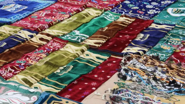 Des nattes de prières et des chapelets en vente exposés à la mosquée de Yaoundé pour la prière du vendredi avant le mois sacré de jeûne du Ramadan, au Cameroun, le 1er avril 2022