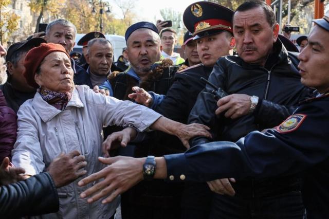 一些哈萨克斯坦抗议者在去年举办抗议集会，抗议中国的"经济扩张"。