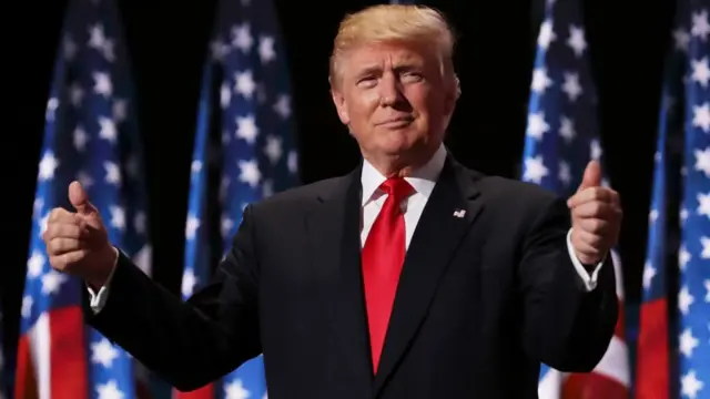 Donald Trump con los pulgares arriba.