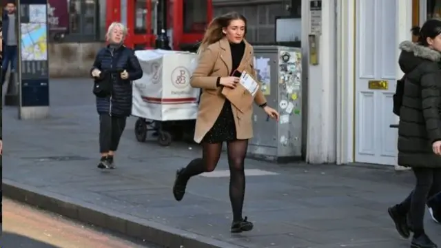 路人在奔跑躲避。