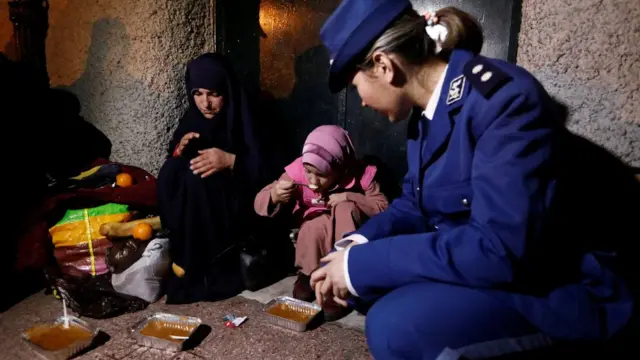 Dalka Aljeeriyana, haweeney ah sarkaal sare oo booliska ka tirsan ayaa u jilba-jabsatay inay eegto gabar yar oo guri la'aan ah oo wax cuneysa. Waa sadaqo ay booliska ugu talagaleen dadka aan guryaha lahayn.