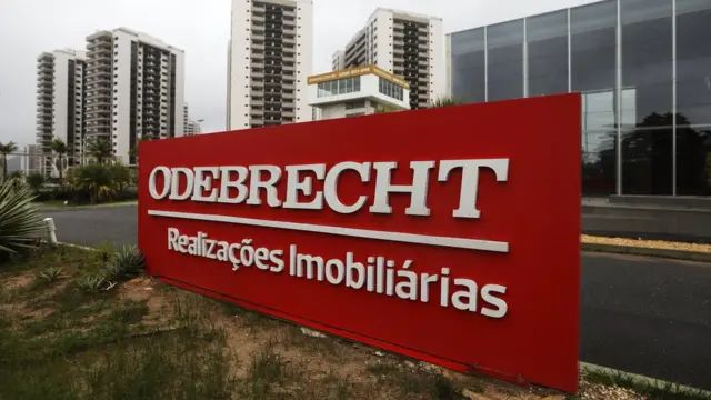 Placa da Odebrecht na Vila Olímpica do Rio